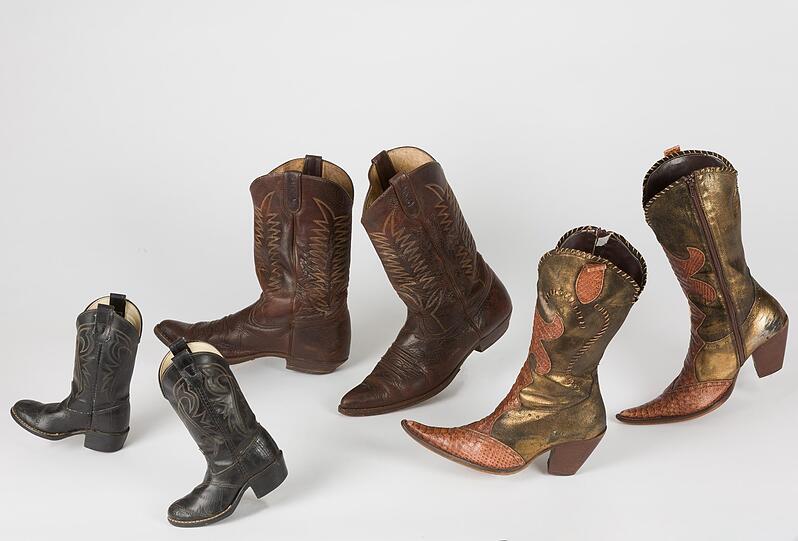 "Familienausflug im Wilden Westen": Kinder-, Damen- und Herren-Cowboystiefel, um 1990.