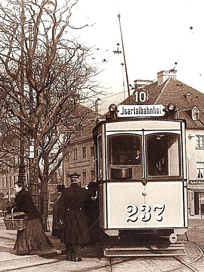 Die 10er-Tram, die 1910 vom Feilitzschplatz (heute: Münchner Freiheit) zum Isartalbahnhof fuhr.