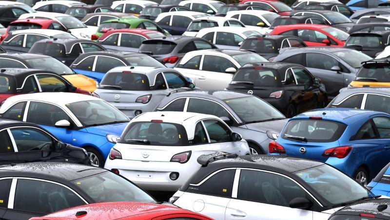 Autos stehen vor dem Eisenacher Opel-Werk auf einem Parkplatz. Autos stehen vor dem Eisenacher Opel-Werk auf einem Parkplatz.