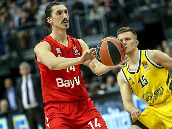 Nihad Djedovic (l) von Bayern München fängt den Ball. Foto: Andreas Gora/dpa/Archivbild