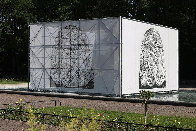 Kunstvoll verhüllt: der Neptunbrunnen im Alten Botanischen Garten.