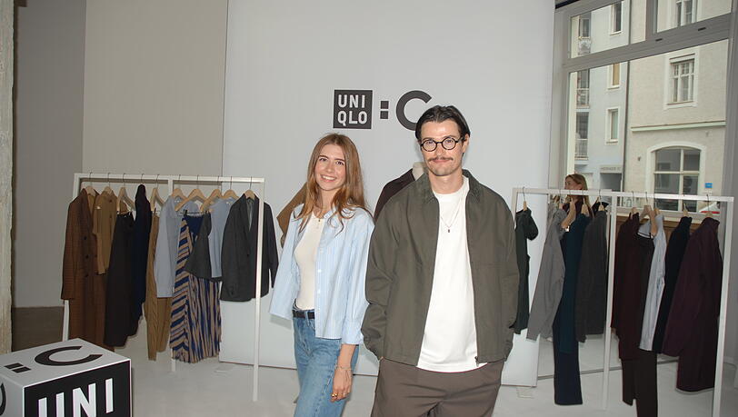 Uniqlo-Marketing-Managerin Melina Ozan – mit Oxford-Shirt (34,90 Euro) sowie einer gehypten Straight-Jeans (39,90 Euro) – und Uniqlo-Sprecher Nico Urban (trägt eine beliebte Herbst-Jacke mit Cord-Kragen für 79,90 Euro) führen durch den sogenannten Naked Store, einen exklusiven Vorführraum von Uniqlo in der Fäustlestraße.