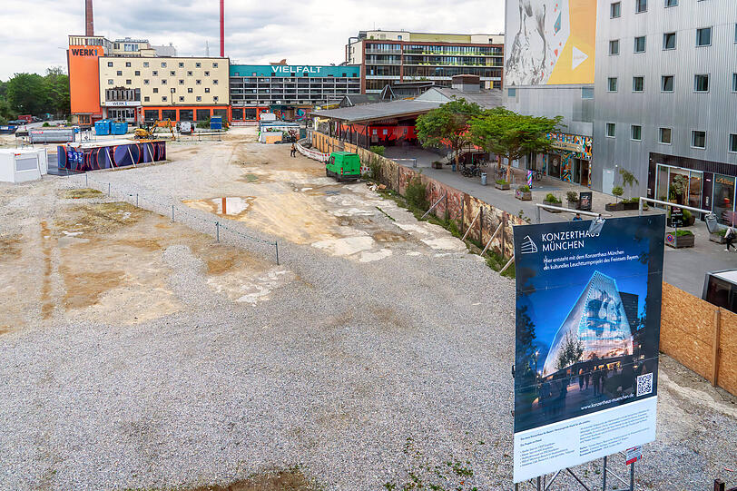 Baustelle des geplanten Konzerthauses München im Werksviertel: Nach 2jähriger Denkpause wird völlig neu geplant – das Projekt soll vereinfacht und im Wesentlichen auf den Konzertsaal reduziert, die Baukosten dadurch auf 500 Millionen Euro halbiert werden. Baustelle des geplanten Konzerthauses München im Werksviertel: Nach 2jähriger Denkpause wird völlig neu geplant – das Projekt soll vereinfacht und im Wesentlichen auf den Konzertsaal reduziert, die Baukosten dadurch auf 500 Millionen Euro halbiert werden.