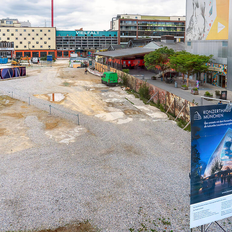 Baustelle des geplanten Konzerthauses M&uuml;nchen im Werksviertel: Nach 2j&auml;hriger Denkpause wird v&ouml;llig neu geplant &ndash; das Projekt soll vereinfacht und im Wesentlichen auf den Konzertsaal reduziert,  die Baukosten dadurch auf 500 Millionen Euro halbiert werden.
