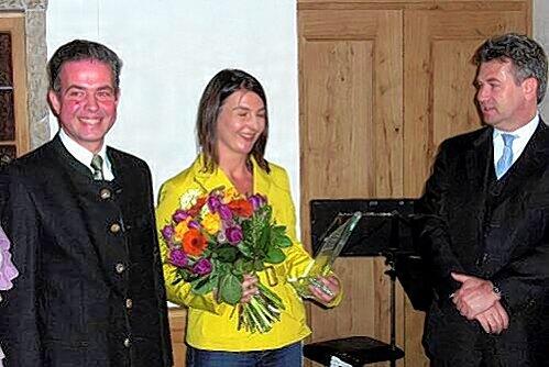 Preisübergabe: Stephan Lang, Messegründerin Doris Lulay und Laudator Florian Streibl.