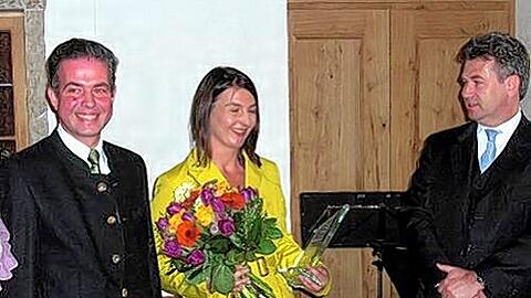 Preisübergabe: Stephan Lang, Messegründerin Doris Lulay und Laudator Florian Streibl.