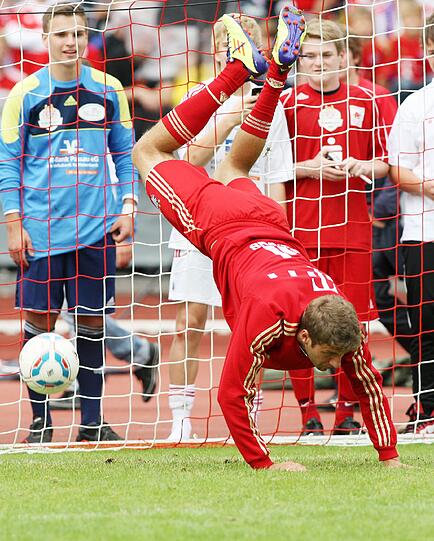 Thomas Müller - er versuchte sich auch als Torhüter. Ob er dabei eine bessere Figur machte als....