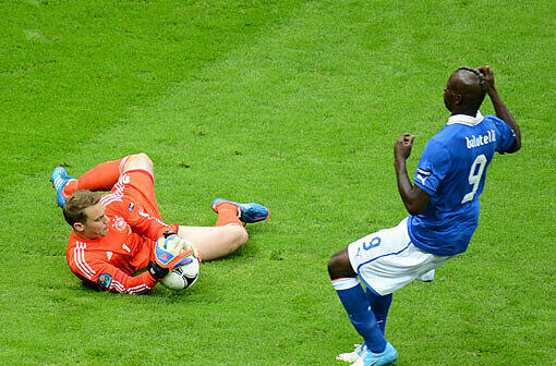 MANUEL NEUER: Note 3. Alleine gelassen bei Balotellis 0:1, machtlos beim 0:2. Insgesamt: bedauernswert.
