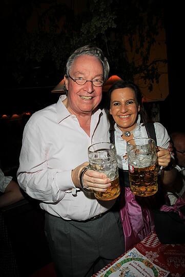 Auch Hermann Bareiss vom Hotel Bareiss und Ute Schlagenhauf feiern hier.