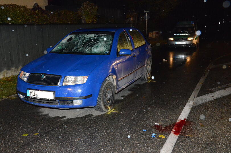Ein Rentner-Ehepaar ist in Mühldorf am Inn von einem Pkw erfasst und getötet worden. Die Bilder von der Unfallstelle.
