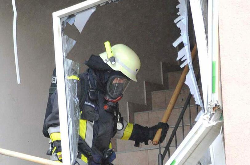 Riskanter Einsatz: ein Feuerwehrmann im aufgesprengten Treppenhaus. Die Bilder vom Ort der Explosion.