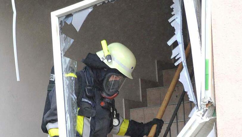 Riskanter Einsatz: ein Feuerwehrmann im aufgesprengten Treppenhaus. Die Bilder vom Ort der Explosion. Riskanter Einsatz: ein Feuerwehrmann im aufgesprengten Treppenhaus. Die Bilder vom Ort der Explosion.