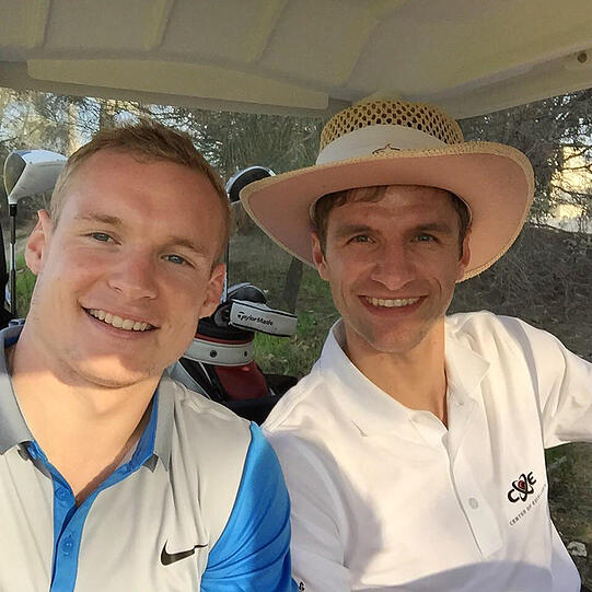 Auch Sebastian Rode (l.) griff zum Schläger. Ober er vom erfahrenen Golf-Fuchs Thomas Müller (r.) ein paar Tipps bekam?