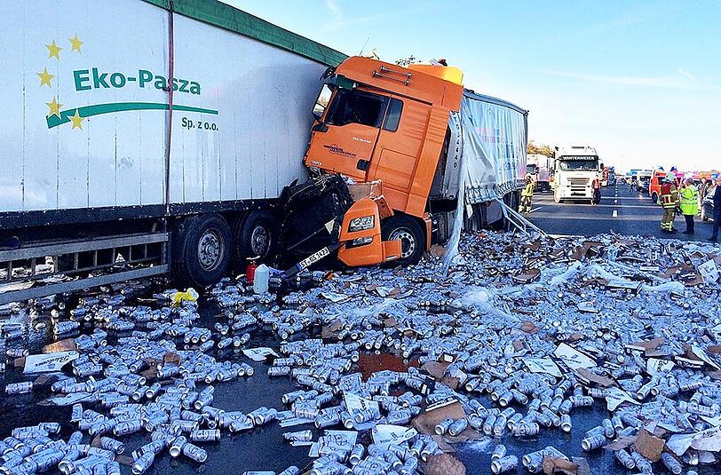 Bei einem Unfall verlor der Sattelschlepper unzählige Bierdosen, die zu einer Vollsperrung auf der Autobahn führten.