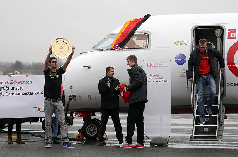 Die Mannschaft war am Montag auf dem militärischen Teil des Flughafens Tegel in Berlin gelandet.