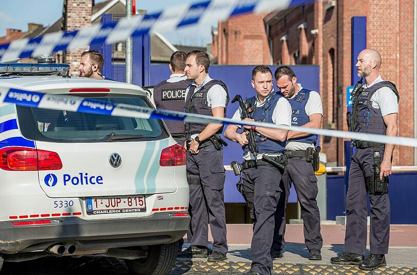 Polizisten in Charleroi sichern den Ort des Angriffs.