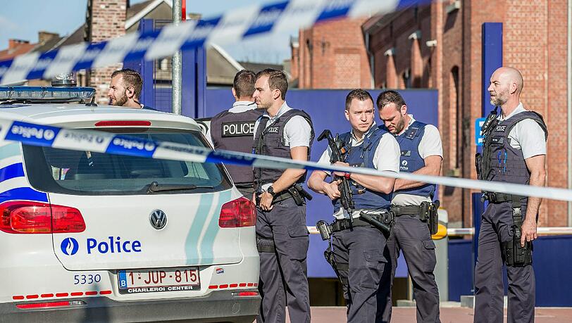 Polizisten in Charleroi sichern den Ort des Angriffs. Polizisten in Charleroi sichern den Ort des Angriffs.