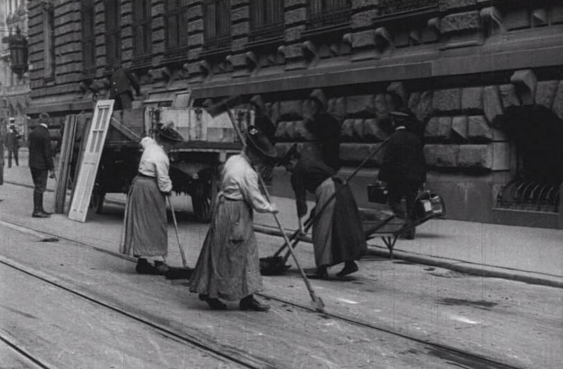 1912: Trambahnritzenreinigerinnen in der Maffeistraße.