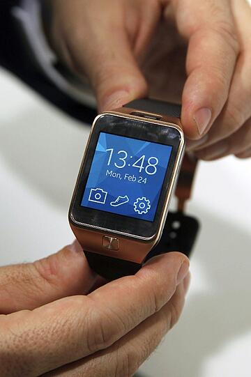 Das ist die Datenuhr Samsung Gear 2. Sie läuft mit einem Software-System von Tizen.