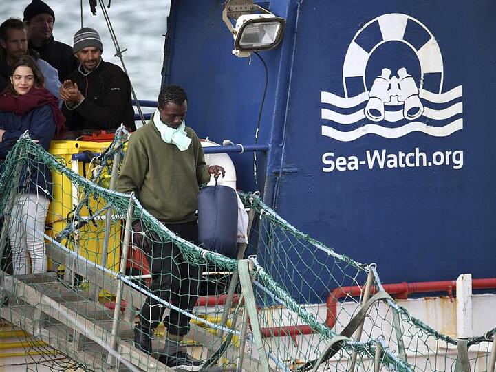 Erst nach fast zwei Wochen auf der "Sea-Watch 3" durften die geretteten Flüchtlinge Ende Januar in Italien an Land.