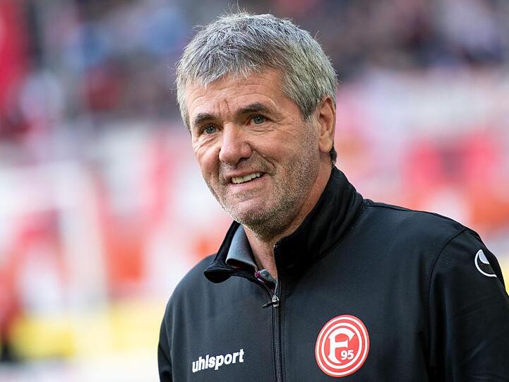 Nach eineigem Hin und Her hat Trainer Friedhelm Funkel bei Fortuna Düsseldorf seinen Vertrag verlängert.