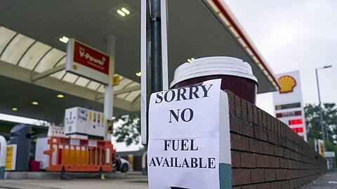 Ein Zettel mit der Aufschrift "Entschuldigung, kein Benzin verfügbar" an einer Tankstelle im englischen Bracknell.