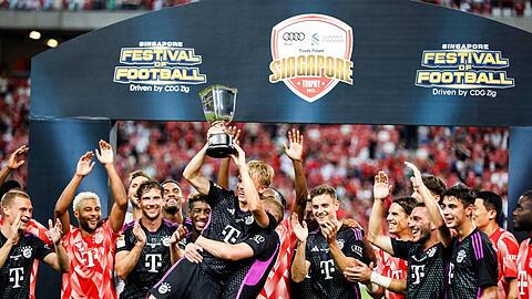 Bayerns Matchwinner Frans Krätzig stemmt den Pokal in die Höhe.