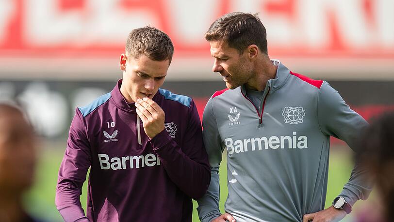 Trainer Xabi Alonso (r) und Florian Wirtz haben großen Anteil am Erfolg von Bayer Leverkusen.