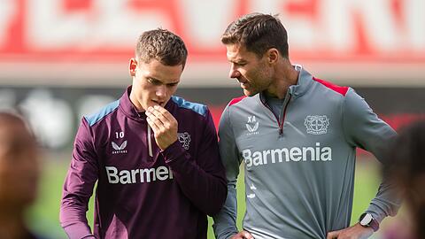 Trainer Xabi Alonso (r) und Florian Wirtz haben großen Anteil am Erfolg von Bayer Leverkusen.