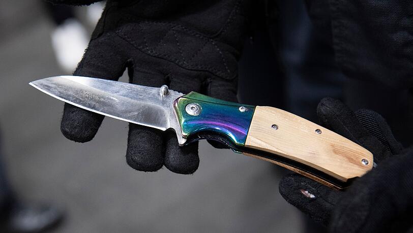Nicht nur verbotene, auch eigentlich legale Waffen dürfen über Silvester an den Bahnhöfen nicht mitgeführt werden. (Symbolbild)