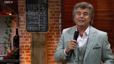 Weil die Leserbriefe sich inzwischen anstauen, entschuldigte sich "Schlagerspaß"-Moderator Andy Borg bei den Zuschauern für die Verzögerungen der Musikwünsche.