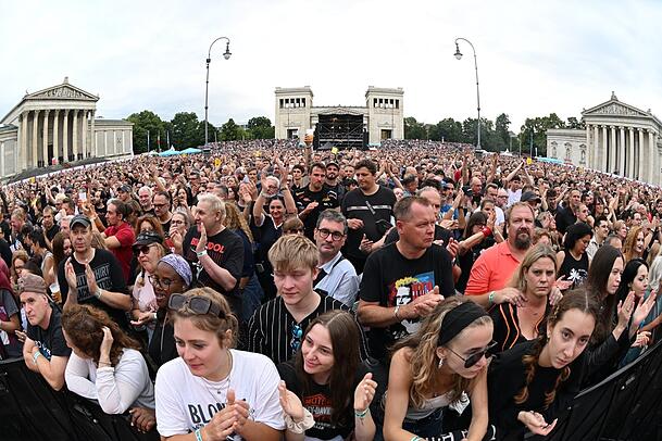 Große Begeisterung für New Model Army und Billy Idol auf dem Königsplatz. Große Begeisterung für New Model Army und Billy Idol auf dem Königsplatz.