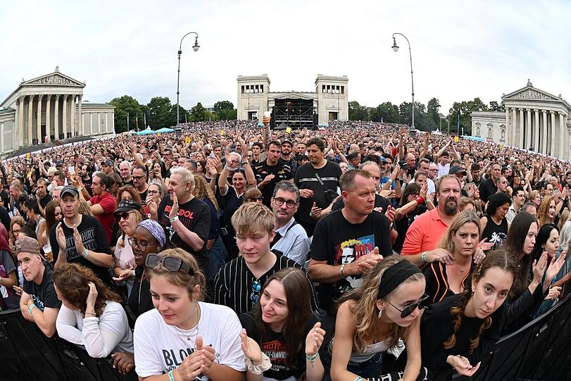 Große Begeisterung für New Model Army und Billy Idol auf dem Königsplatz.