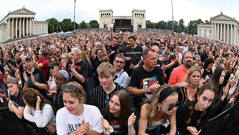 Große Begeisterung für New Model Army und Billy Idol auf dem Königsplatz. Große Begeisterung für New Model Army und Billy Idol auf dem Königsplatz.
