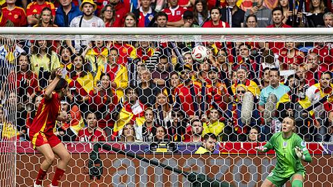 Kopfball von Mariona Caldentey zum 1:0 für Spanien.