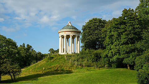 Monopteros, Englischer Garten, M&uuml;nchen Der Rundtempel im griechischen Stil steht auf einer kleinen Anh&ouml;he und ist eines der markantesten Wahrzeichen LicenseRF Copyright: xZoonar.com/SandraAlkadox 23834418