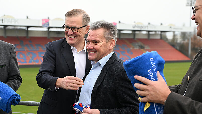 Freuen sich auf die Zusammenarbeit: Bayern-CEO Jan-Christian Dreesen (l.) und Haching-Präsident Manfred Schwabl. Freuen sich auf die Zusammenarbeit: Bayern-CEO Jan-Christian Dreesen (l.) und Haching-Präsident Manfred Schwabl.