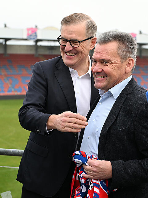Freuen sich auf die Zusammenarbeit: Bayern-CEO Jan-Christian Dreesen (l.) und Haching-Pr&auml;sident Manfred Schwabl.