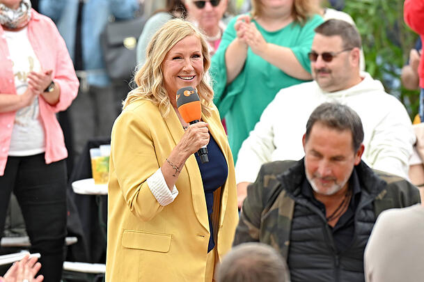 F&uuml;r ihre Outfits beim "Fernsehgarten" erh&auml;lt Andrea Kiewel oft Feedback im Netz. Daher sucht sie diese mithilfe einer Stylistin aus.