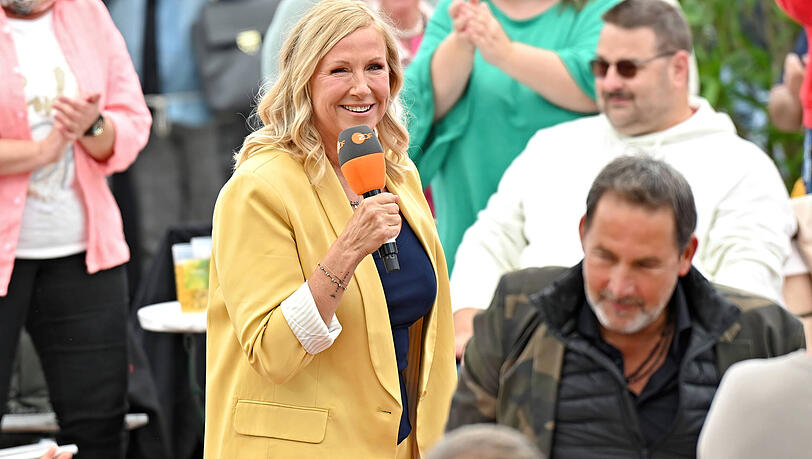 F&uuml;r ihre Outfits beim "Fernsehgarten" erh&auml;lt Andrea Kiewel oft Feedback im Netz. Daher sucht sie diese mithilfe einer Stylistin aus.
