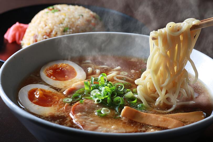 Dieses einfache Ramen-Gericht eignet sich perfekt für den Alltag und gehört deshalb zu den beliebten One-Pot-Trends auf TikTok. Zuerst erhitzen Sie einen Esslöffel Sesamöl in einem Topf und dünsten darin zwei fein gehackte Knoblauchzehen, einen Teelöffel frisch geriebenen Ingwer sowie den weißen Teil einer in Ringe geschnittenen Frühlingszwiebel kurz an. Danach geben Sie eine in feine Streifen geschnittene Karotte und 100 Gramm in Scheiben geschnittene Champignons hinzu. Dieses einfache Ramen-Gericht eignet sich perfekt für den Alltag und gehört deshalb zu den beliebten One-Pot-Trends auf TikTok. Zuerst erhitzen Sie einen Esslöffel Sesamöl in einem Topf und dünsten darin zwei fein gehackte Knoblauchzehen, einen Teelöffel frisch geriebenen Ingwer sowie den weißen Teil einer in Ringe geschnittenen Frühlingszwiebel kurz an. Danach geben Sie eine in feine Streifen geschnittene Karotte und 100 Gramm in Scheiben geschnittene Champignons hinzu.