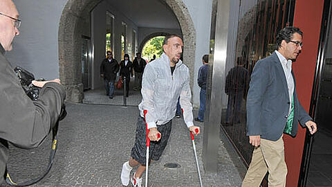 Auf Krücken verließ Ribéry die Praxis von Bayerns Vereinsarzt Hans-Wilhelm Müller-Wohlfahrt. Inzwischen ist der Gips ab.
