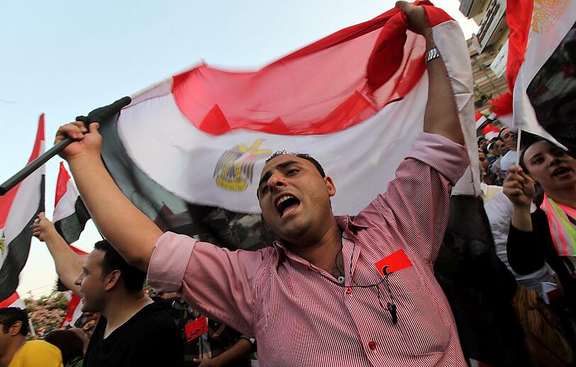 Ausnahmezustand am auf dem Tahrir-Platz in Kairo. Millionen Menschen feiern die Absetzung von Mohammed Mursi durch das ägyptische Militär.