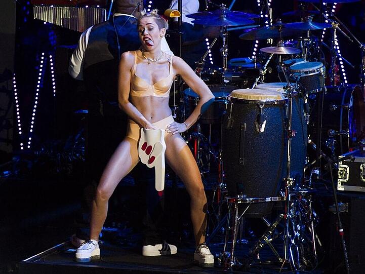 Sie ließ lieber die Hüllen fallen! Bei den MTV Video Music Awards präsentierte sie sich fast komplett nackt mit einer riesigen Schaumstoffhand!