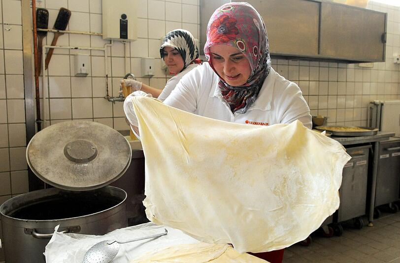 Frauen arbeiten in der Bäckerei Leckerback in Berlin, die von türkischstämmigen Unternehmern geführt wird. Foto: Maurizio Gambarini/Archiv
