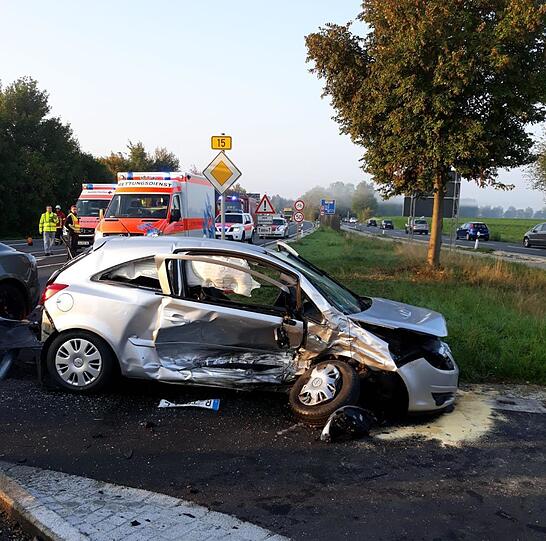Auch den Opel hat es ordentlich erwischt.