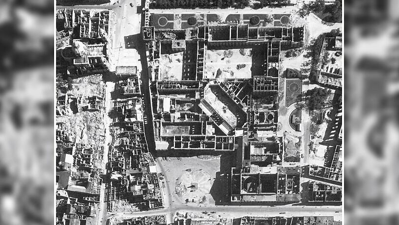 Ein Luftbild der zerstörten Münchner Residenz nach Kriegsende. In der Mitte: der Brunnenhof. Ein Luftbild der zerstörten Münchner Residenz nach Kriegsende. In der Mitte: der Brunnenhof.