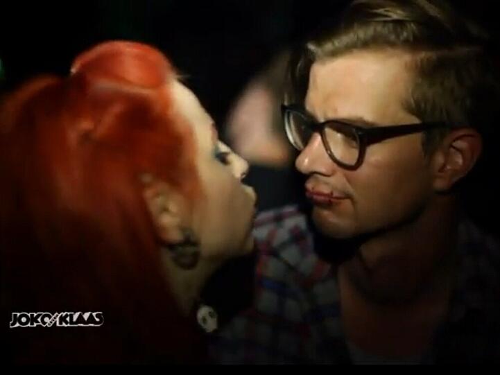 ...Joko Winterscheidt lässt sich in einem Piercing-Studio die Lippen zunähen.