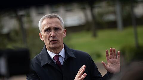 NATO-Generalsekretär Jens Stoltenberg spricht mit Pressevertretern.