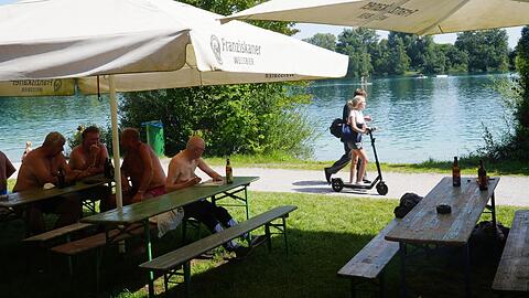 Ein beschauliches Platzerl am Waldschwaigsee: die Bierbänke mit Sonnenschirmen vor dem Kiosk am Nordwestufer.